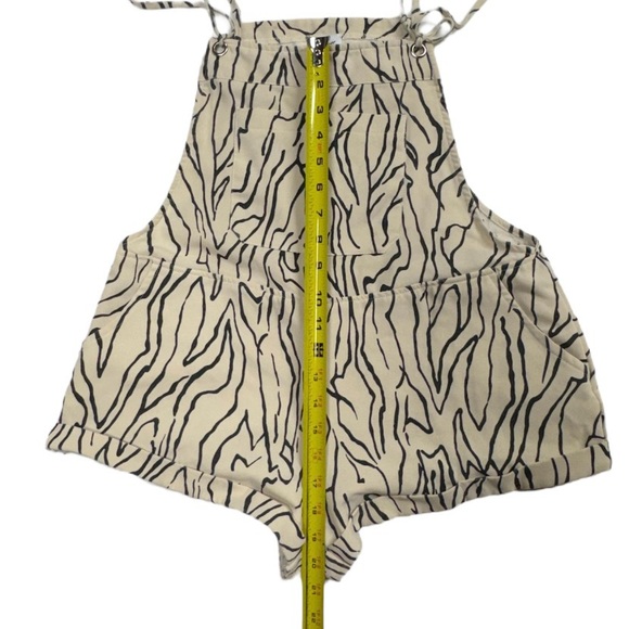 Princess Polly size 0 Utopia black and crème colored romper in great condition! - Picture 4 of 9